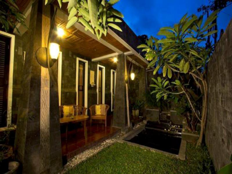 Puri Minggiran Guest House Yogyakarta Bagian luar foto