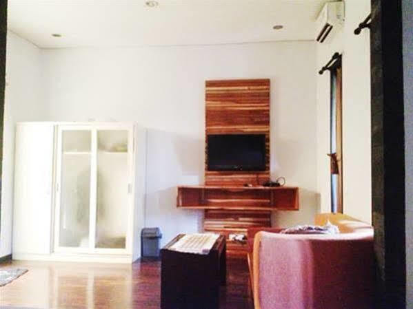 Puri Minggiran Guest House Yogyakarta Bagian luar foto