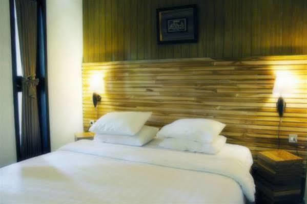 Puri Minggiran Guest House Yogyakarta Bagian luar foto