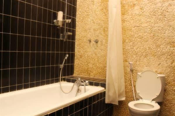 Puri Minggiran Guest House Yogyakarta Bagian luar foto