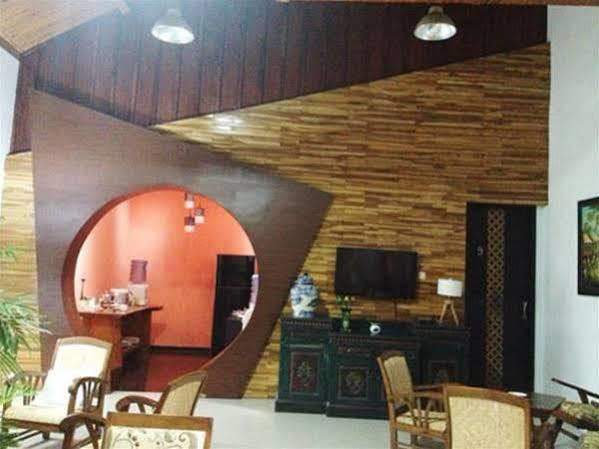 Puri Minggiran Guest House Yogyakarta Bagian luar foto