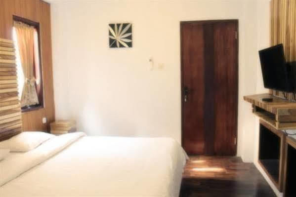 Puri Minggiran Guest House Yogyakarta Bagian luar foto