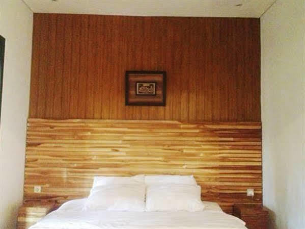 Puri Minggiran Guest House Yogyakarta Bagian luar foto